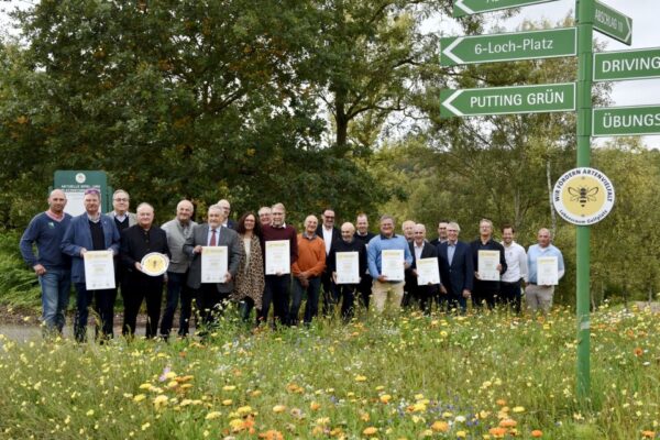 Ausgezeichnet für ihr Engagement: Rheinland-Pfalz’ Umwelt-Staatssekretär Dr. Erwin Manz (4. von rechts) und die Vertreter von neun Golfclubs, die am Programm Lebensraum Golfplatz teilnehmen (Foto: DGV/Bensiek)